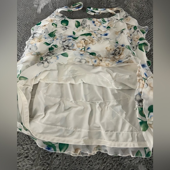 Floral Layered Women's White House Black Market Top - Picture 4 of 5